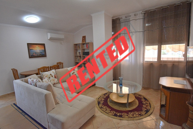 Apartament 2+1 me qira ne rrugen Skender Sallaku prane Gjimnazit Partizani ne Tirane.
Pozicionohet 